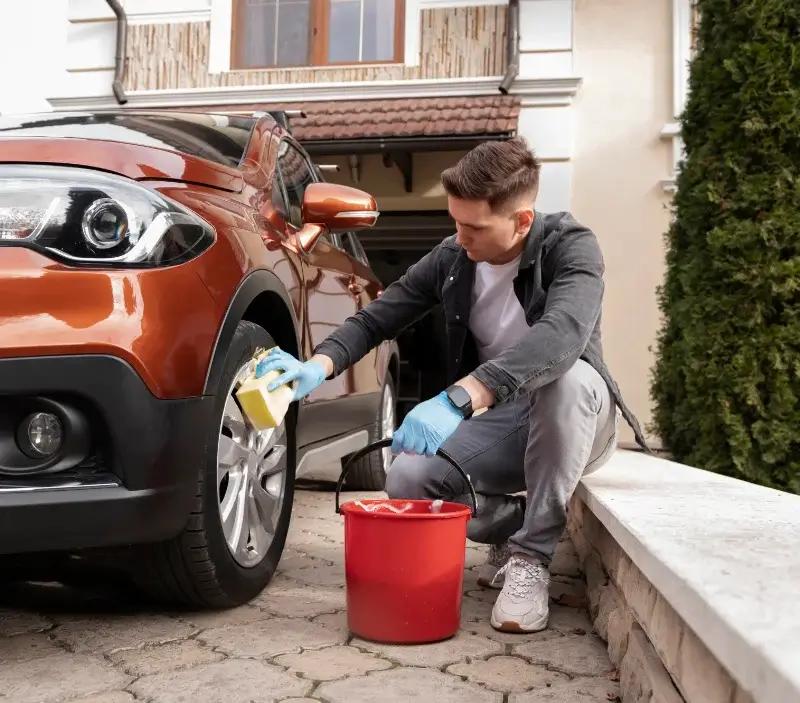 Lavage auto à domicile Bouges-le-Château : professionnel intervenant sur un véhicule